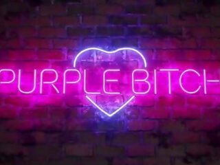 Cosplays älskare har först smutsiga klämma med en fläkt av purple tik