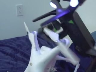 Stupendous putih drone mendapat kacau oleh sebuah hitam drone