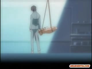 Liten anime sykepleier blir lenket til den ceiling og hardcore