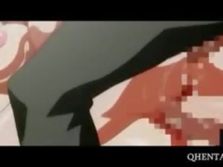 Fragile de la poitrine hentaï jeune femme suce bites en bukkake orgie