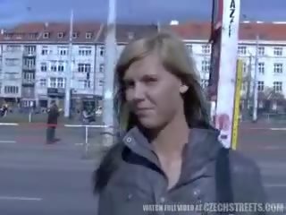 צ'כית ברחובות ilona לוקח מזומנים ל ציבורי מלוכלך סרט