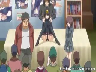 Anime skolniece banda aizcirsties uz publisks