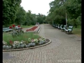 Čekiškas gatvės sleaze greenhorn į parkas